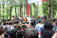 Menteri Lingkungan Hidup dan Kehutanan Siti Nurbaya memberikan sambutan dalam penyerahan SK Perhutanan Sosial di Taman Wisata Alam Punti Kayu, Palembang. Kredit foto: WRI Indonesia