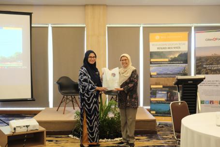 WRI Indonesia dan IAP memberikan seserahan kepada Kementerian ATR/BPN