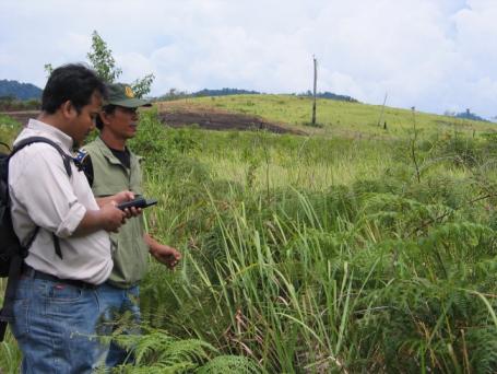 Members of the POTICO field team surveys a tract of degraded land in West Kalimantan province as part of a process to identify areas potentially suitable for sustainable oil palm plantation expansion. Photo Credit: Sekala