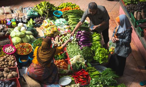 Membeli sayuran lokal di pasar terdekat bisa mengurangi emisi individu. Kredit foto: Alex Hudson/Unsplash