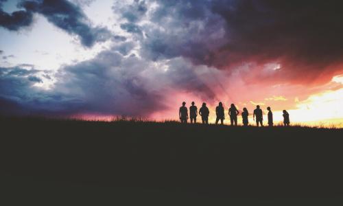 From dusk till dawn: leaders and teams should stay close to each other in a dynamic fashion. Photo by Hudson Hintze/Unsplash