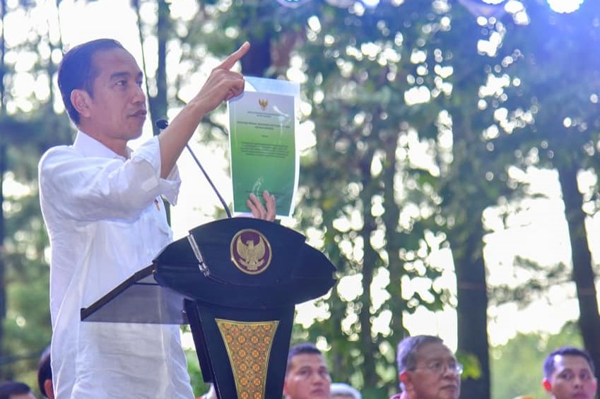 <p> President Joko Widodo presented the Decree on Social Forestry (SF) at Punti Kayu Nature Park, Palembang. Photo Credit: WRI Indonesia.</p>
