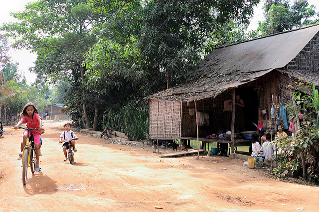 <p>Penduduk desa di Kamboja kehilangan rumah, tanah dan mata pencaharian mereka karena perkebunan tebu. Foto oleh gaetanku/Flickr</p>
