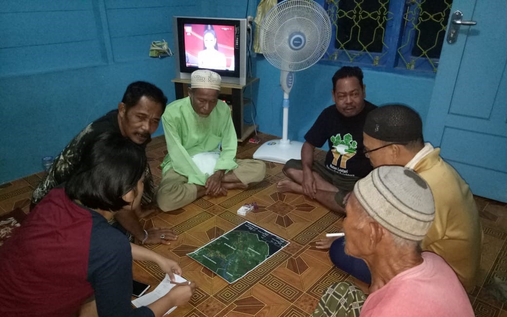 <p>Diskusi terkait batas adat dengan Datuk di Desa Cipang Kiri Hilir menggunakan peta. Foto: Fitriyanda, Pemuda Desa Tandun</p>