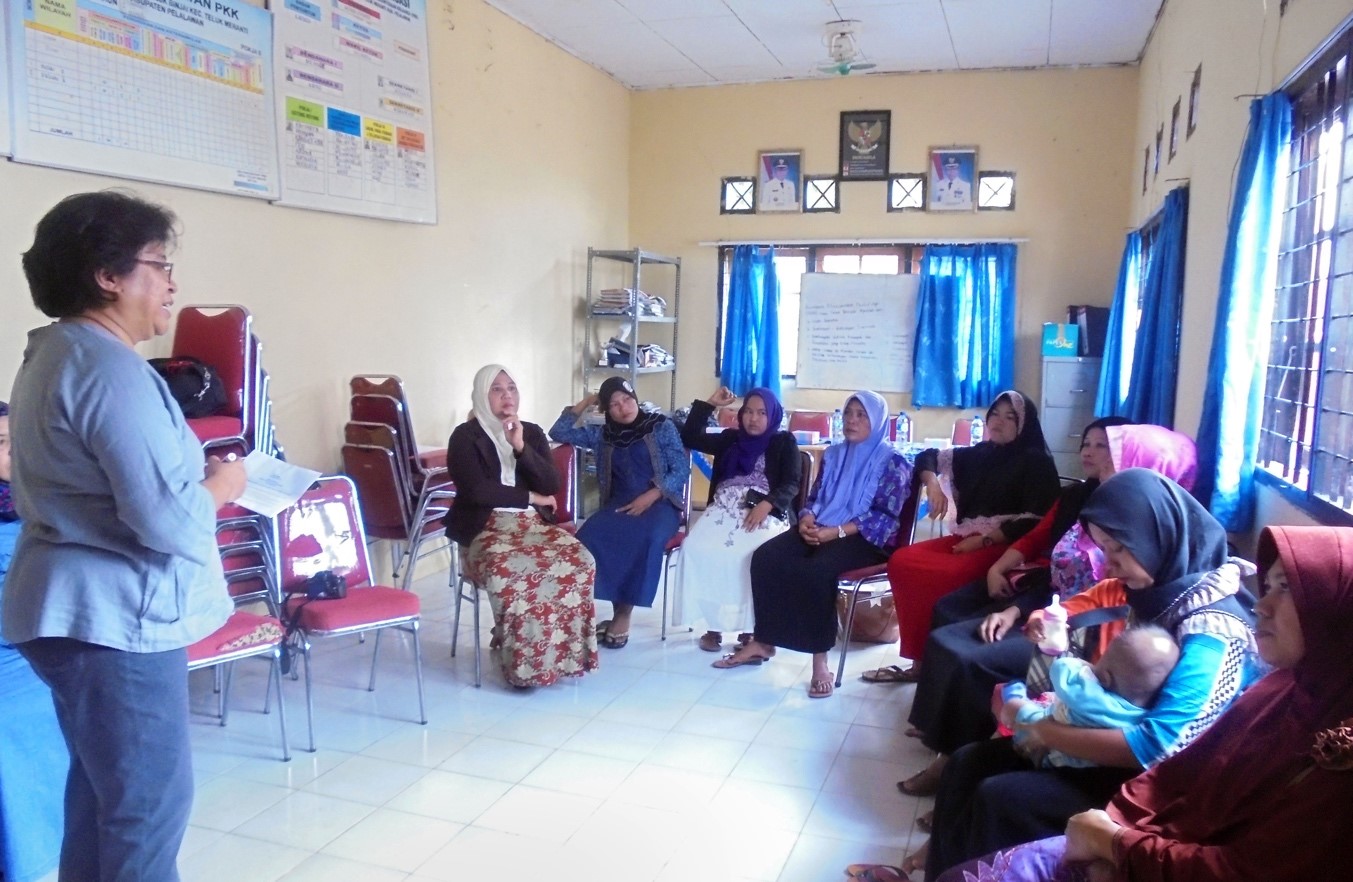 <p>Women Research Institute leads a training session on Global Forest Watch for a women\'s group in Riau. Photo by Women Research Institute.</p>
