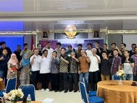 Peserta kegiatan berfoto bersama.