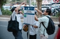 Pemasangan wayfinding TMD oleh komunitas di Lapangan Astina Ubud, Bali.