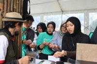 Pengunjung booth WRI Indonesia di FYP