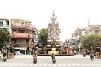 Pejalan kaki dan pengguna jalan di area bundaran perkotaan Denpasar