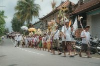 Berjalan Kaki pada Upacara Keagamaan di Bali