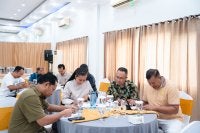 Para pemuka agama di Labuan Bajo sedang berdiskusi dalam acara training sistem pangan.