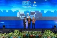 Moderator Desi Anwar bersama Menteri Koordinator Bidang Infrastruktur dan Pembangunan Kewilayahan Agus Harimurti Yudhoyono dan Country Director WRI Indonesia Nirarta "Koni" Samadhi pada Indonesia Zero Emission Heavy-Duty Vehicle (IZEHDV) Summit 2026.