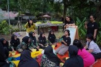 Tim KSPL dan Kebun Kumara melaksanakan lokakarya urban farming untuk kader posyandu.
