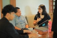 Percakapan yang terjadi di salah satu meja kafe yang berpartisipasi dalam kampanye