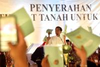 Presiden Joko Widodo menyerahkan sertifikat hak atas tanah kepada masyarakat di berbagai provinsi. Kredit foto: Sekretaris Kabinet RI