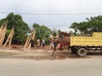 Kegiatan penebangan, kayu sedang dipindahkan ke truk. Kredit foto: Zuraidah Said/WRI Indonesia