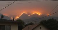 Kebakaran yang dijuluki Bobcat Fire terlihat dari Monrovia, California. Foto oleh Eddiem360/Wikimedia Commons