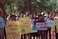 Anak-anak berunjuk rasa menuntut pemerintah bertindak mengatasi perubahan iklim. Kredit Foto: Greta Thunberg/Facebook