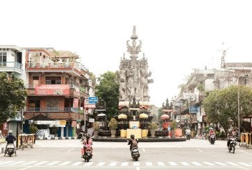 Pejalan kaki dan pengguna jalan di area bundaran perkotaan Denpasar