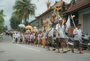 Berjalan Kaki pada Upacara Keagamaan di Bali