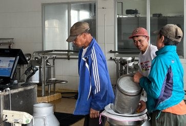 Gambar 1. Proses Penyetoran Susu di Milk Collection Point. Foto diambil oleh Azarine Putri/WRI Indonesia (2024) 