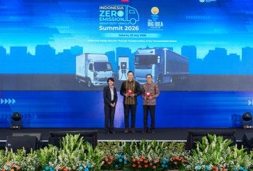 Moderator Desi Anwar bersama Menteri Koordinator Bidang Infrastruktur dan Pembangunan Kewilayahan Agus Harimurti Yudhoyono dan Country Director WRI Indonesia Nirarta "Koni" Samadhi pada Indonesia Zero Emission Heavy-Duty Vehicle (IZEHDV) Summit 2026.