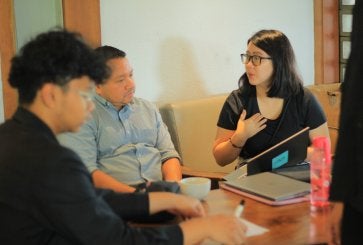 Percakapan yang terjadi di salah satu meja kafe yang berpartisipasi dalam kampanye
