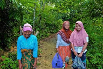 Para perempuan di Desa Gajah Bertalut. Kredit foto: WRI Indonesia