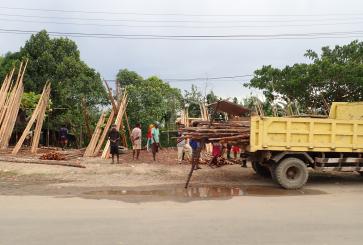 Kegiatan penebangan, kayu sedang dipindahkan ke truk. Kredit foto: Zuraidah Said/WRI Indonesia