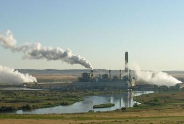 Pembangkit listrik tenaga batu bara di Wyoming pusat, Amerika Serikat. Foto oleh Greg Goebel/Wikimedia Commons