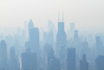 Polusi udara tidak hanya merugikan lingkungan, namun juga dapat merugikan kesehatan masyarakat. Kredit foto: Photoholgic/Unsplash