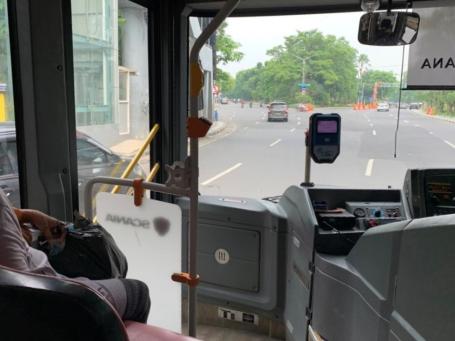 Pembayaran bus menggunakan uang elektronik yang menyulitkan penyandang disabilitas, khususnya kelompok tuna netra