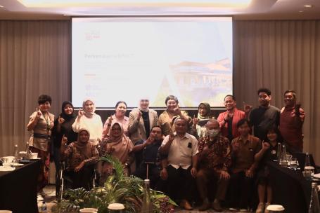 Foto tim WRI Indonesia bersama kelompok penyandang disabilitas Surabaya (10/1/23)