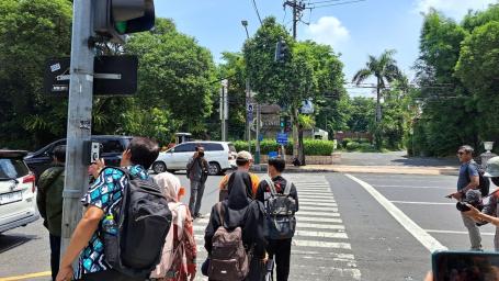 Ruas jalan penyeberangan di salah satu titik di Kota Surabaya 