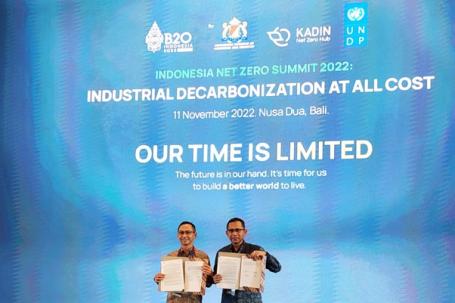 Muhammad Yusrizki (Head of KADIN Net Zero Hub) dan Arief Wijaya (Program Director, WRI  Indonesia).