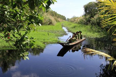 Patrol through the waterway conducted by U Minh Ha National Park officials (Image by Trần Quốc Khải)