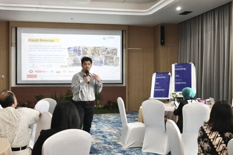 Pembicara dalam FGD Horeka sedang menyampaikan materi.