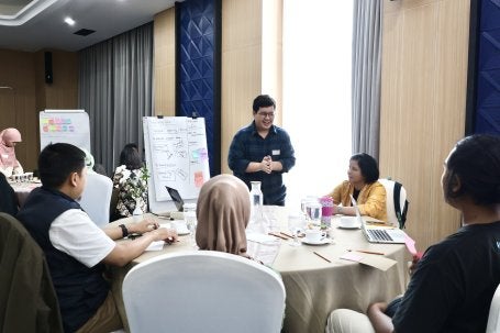 Fasilitator sedang memfasilitasi diskusi.