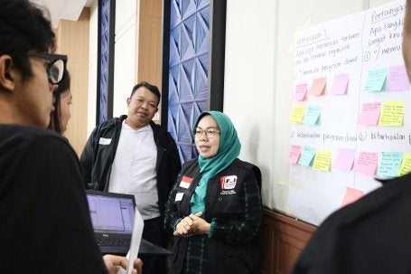 Peserta FGD saat mempresentasikan temuan kelompok.