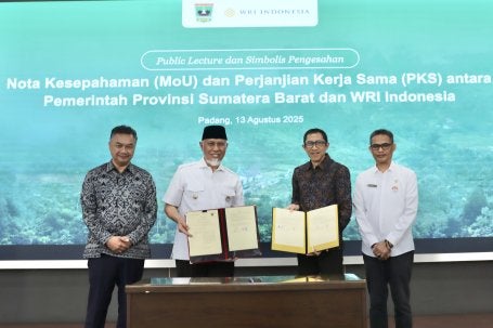 Penandatanganan MoU antara WRI Indonesia dan Gubernur Provinsi Sumatera Barat