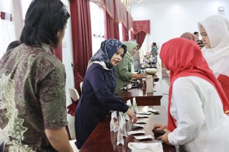 Perwakilan dari padusi etnobotani menunjukkan produk teh herbal.