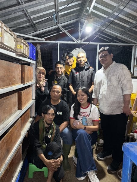 Pengurus IMB yang baru – baju berwarna hitam dan kuning dari depan ke belakang   (Kang Aam, Kang Dadan, Bu Iin, Kang Kuro, Abah Gopar, Rafly)