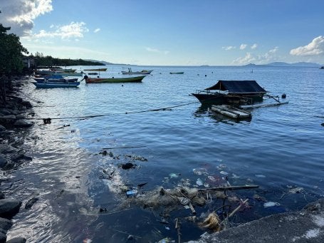 Pesisir Desa Bulutui penuh sampah.