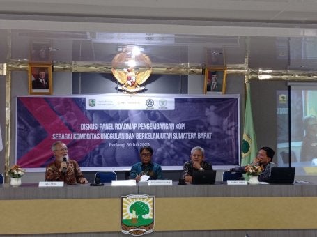Ketiga panelis dari kiri ke kanan; Prof. Syafruddin Karimi (Fakultas Ekonomi-UNAND; Rakhmat Hidayat (Moderator-WRI Indonesia); Prof. Surip Mawardi (Silangit Kopi Farm -Sumatera Utara); Prof. Abubakar Karim (Universitas Syiah Kuala, Banda Aceh)