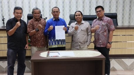 Gambar 6. Penyerahan rekomendasi hasil studi gambut kepada Pemkab Siak yang diwakili oleh Drs. Leonardus Budhi Yuwono, M.Si selaku Kepala Bapperida Siak