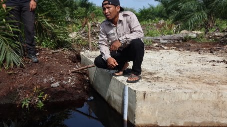 Gambar 5. Sekat kanal yang telah dibangun di area kebun petani