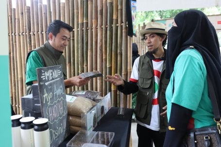 Kuro Saepuloh dan Aam Zaman, pengurus IMB, saat menjelaskan produk-produk turunan maggot ke pengunjung. 