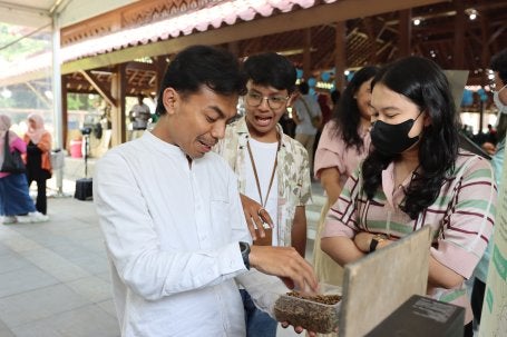 Keseruan saat salah satu pengunjung mengikuti tantangan yang ada di booth