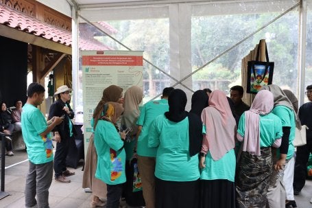 Suasana booth WRI Indonesia yang ramai dikunjungi peserta acara FYP
