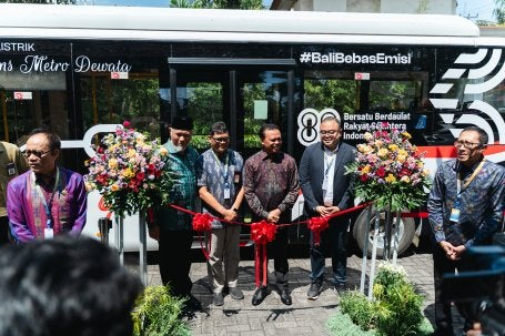 Sesi peresmian uji coba angkutan umum ramah lingkunan pada Forum Nasional
